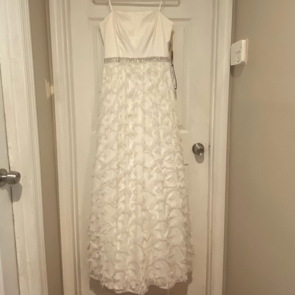 White Bridal/ Prom Sleeveless Gown, NRT - Picture 13 of 14